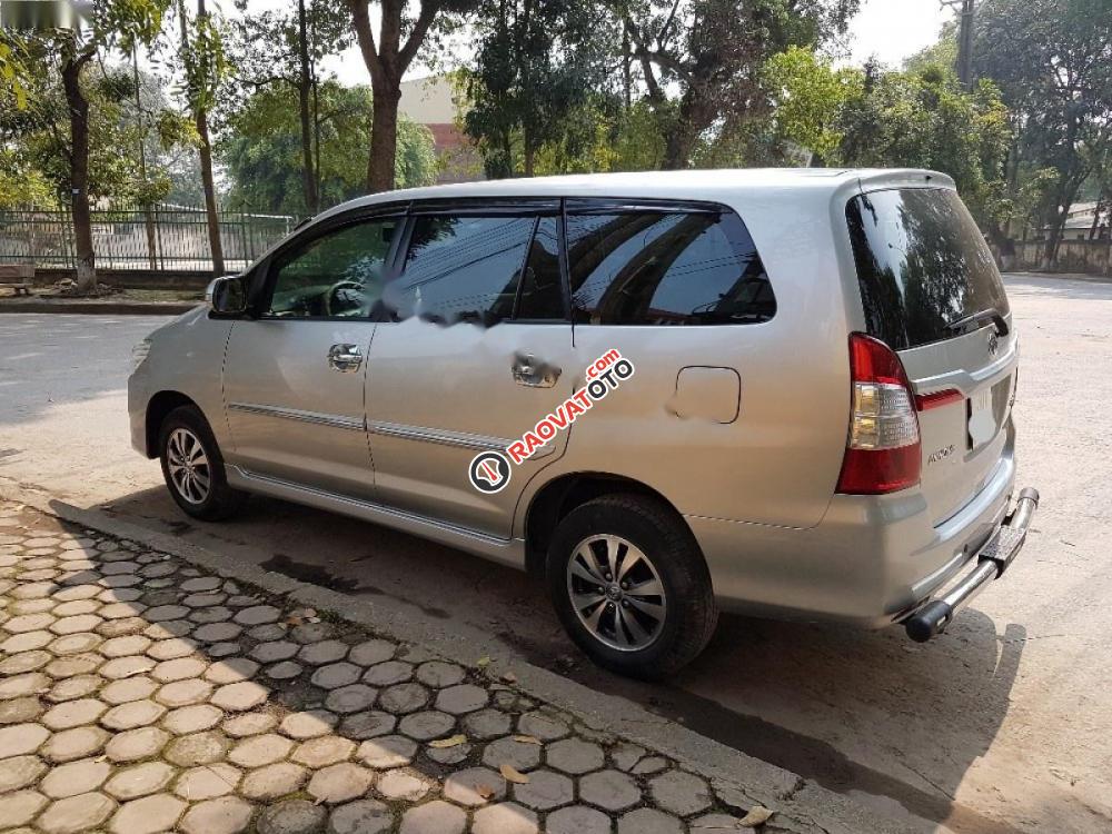 Cần bán gấp Toyota Innova 2015, màu bạc xe gia đình-0