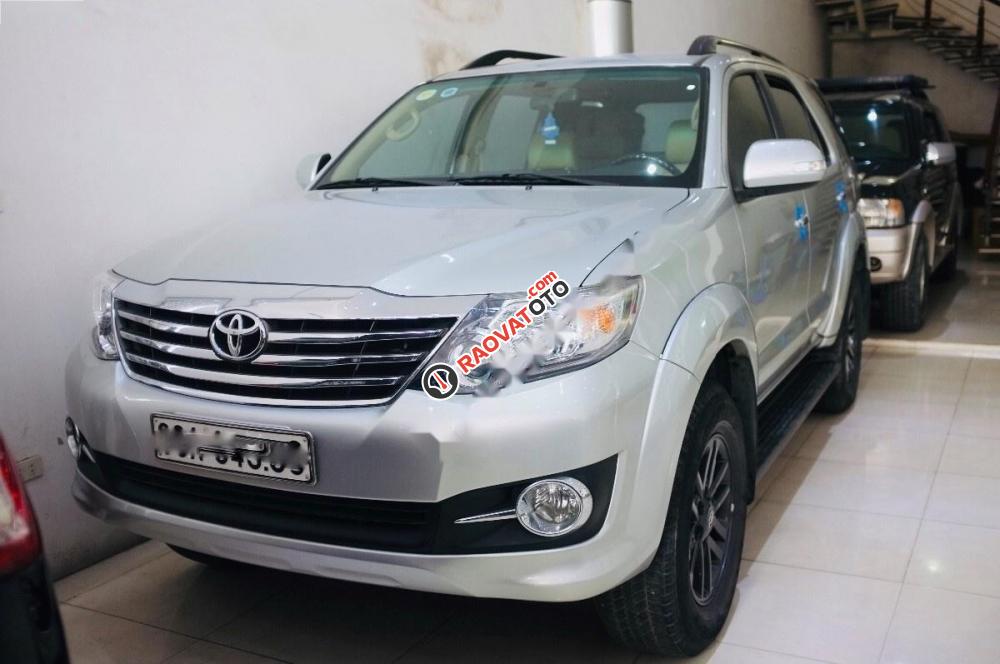 Bán Toyota Fortuner V đời 2015, màu bạc-0