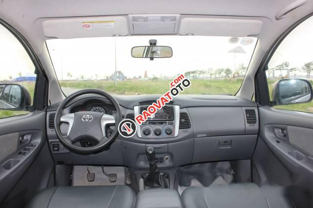 Bán Toyota Innova E 2.0MT đời 2013, màu bạc-2