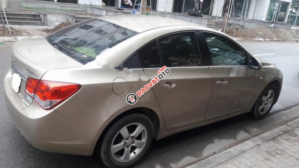 Cần bán gấp Chevrolet Cruze đời 2011, màu vàng còn mới, 355 triệu-3