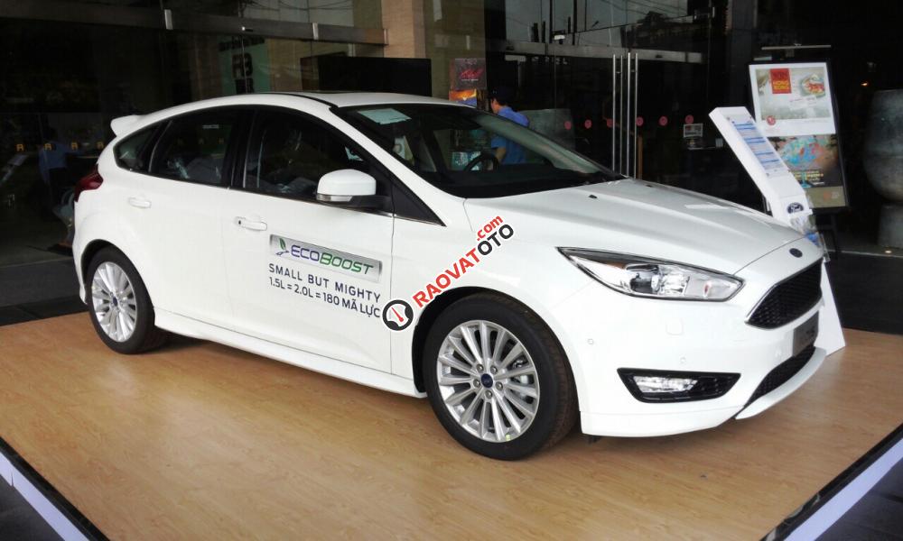 Bán Ford Focus 1.5 Sport 2017 màu trắng, hotline KD Phú Mỹ Ford 0934799119-7