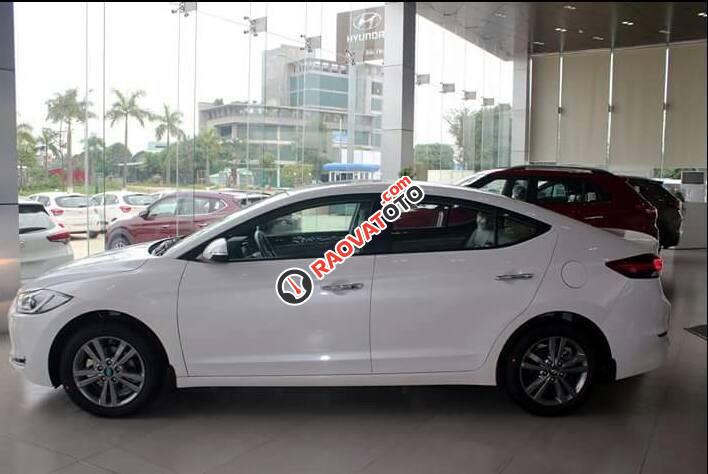 Bán Hyundai Elantra đời 2018 màu trắng tại Hyundai Đắk Lắk, hỗ trợ vay vốn 80% giá trị xe, hotline 0935904141- 0948945599-2