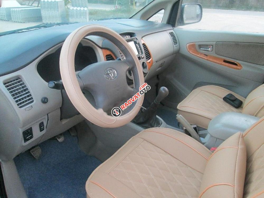 Cần bán Toyota Innova 2.0G đời 2010, màu bạc như mới-6