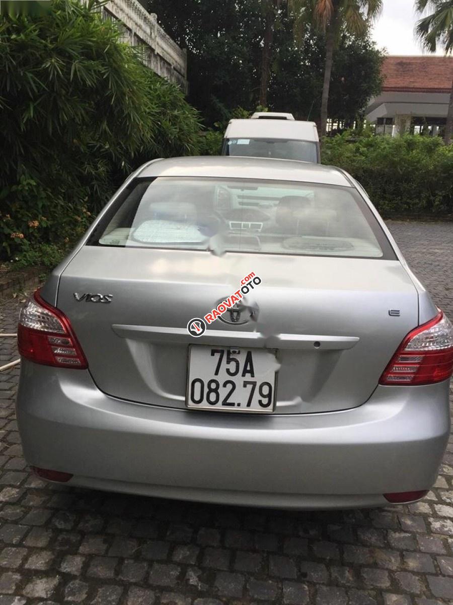 Cần bán xe Toyota Vios đời 2010, màu bạc số sàn-2