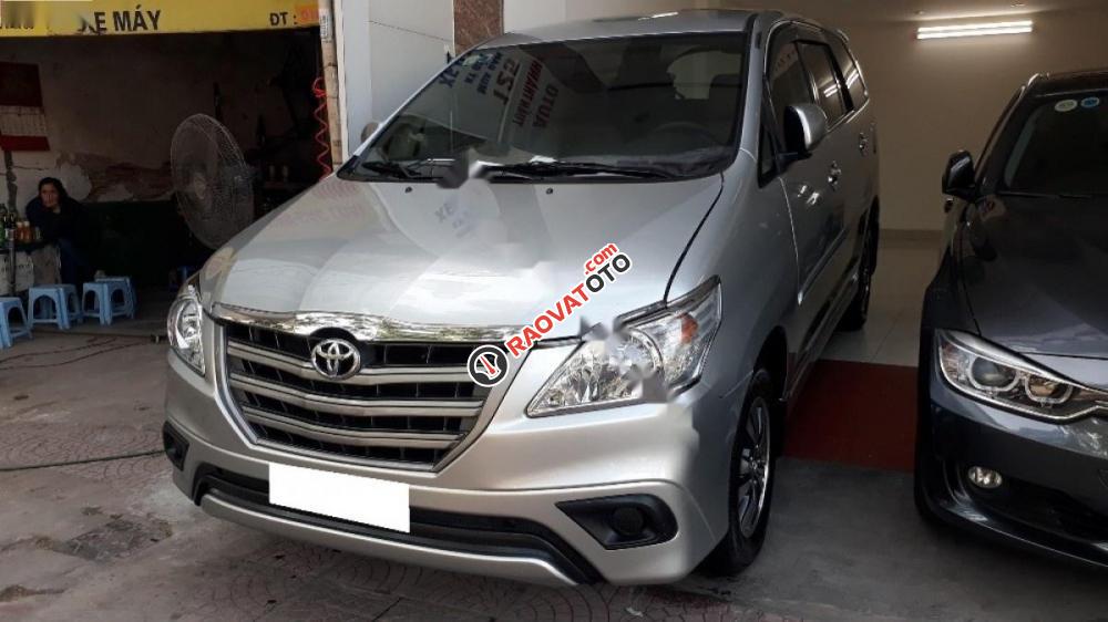 Cần bán lại xe Toyota Innova 2.0E sản xuất 2015, màu bạc số sàn, giá chỉ 628 triệu-1