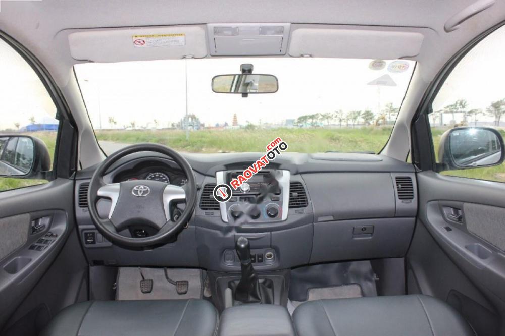 Bán Toyota Innova 2.0E 2013, màu bạc số sàn, giá 540tr-6