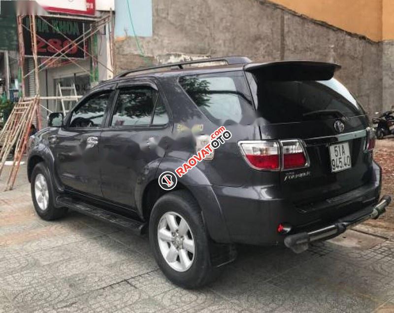 Cần bán Toyota Fortuner G đời 2010, màu xám số sàn-1