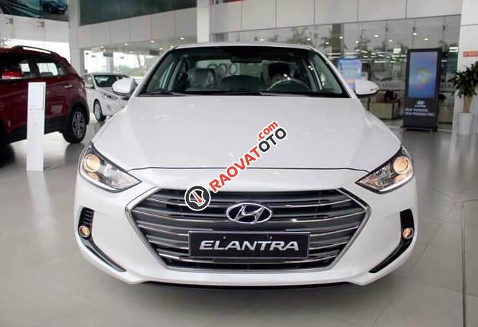 Bán Hyundai Elantra đời 2018 màu trắng tại Hyundai Đắk Lắk, hỗ trợ vay vốn 80% giá trị xe, hotline 0935904141- 0948945599-5