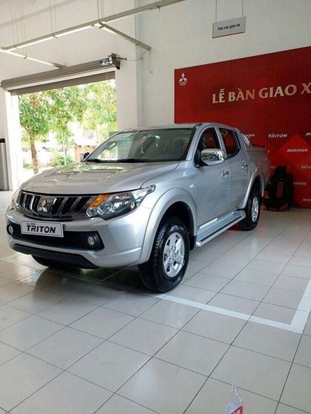 Bán ô tô Mitsubishi Triton 4x2 AT đời 2017, màu bạc, nhập khẩu, giá 588tr-4