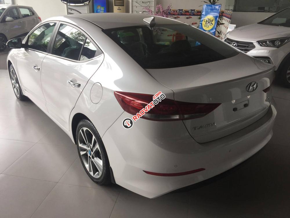 Bán Hyundai Elantra 2017, đủ màu giao xe ngay, hỗ trợ ngân hàng 90% và đăng kí Grab - LH: Xuân Tùng 0906.409.199-5