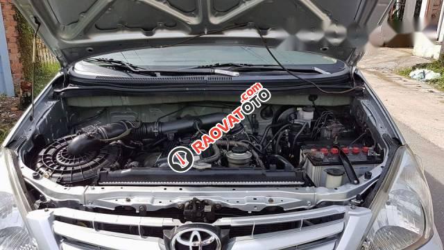 Bán Toyota Innova G đời 2010, màu bạc còn mới-5