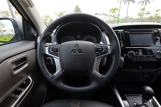 Bán ô tô Mitsubishi Triton 4x2 AT đời 2017, màu bạc, nhập khẩu, giá 588tr-0