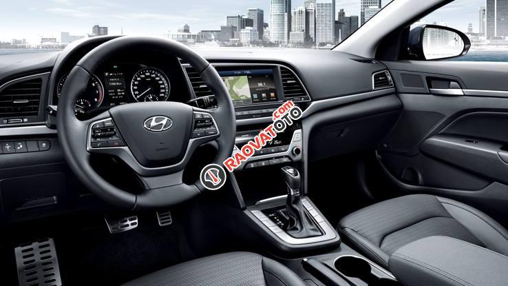 Bán Hyundai Elantra 2017, đủ màu giao xe ngay, hỗ trợ ngân hàng 90% và đăng kí Grab - LH: Xuân Tùng 0906.409.199-6