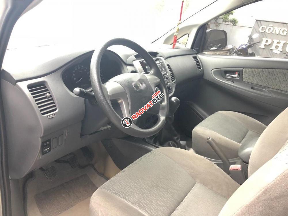 Bán Toyota Innova 2.0E 2013, màu bạc giá cạnh tranh-6