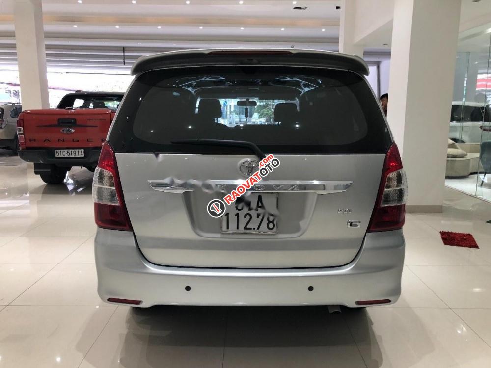 Bán Toyota Innova 2.0E 2013, màu bạc giá cạnh tranh-0