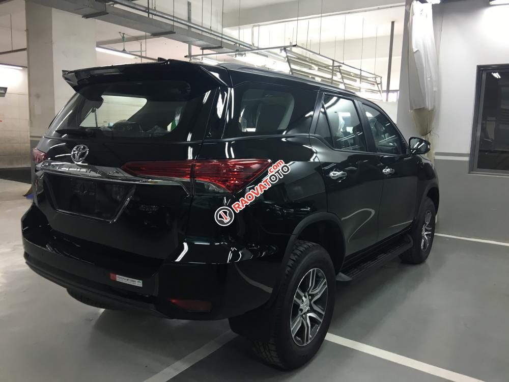 Cần bán xe Toyota Fortuner V 4x2AT sản xuất 2017 màu đen, nhập khẩu chính hãng-3