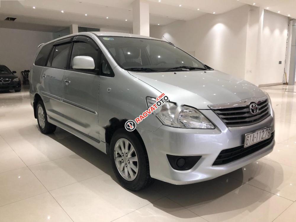 Bán Toyota Innova 2.0E 2013, màu bạc giá cạnh tranh-2