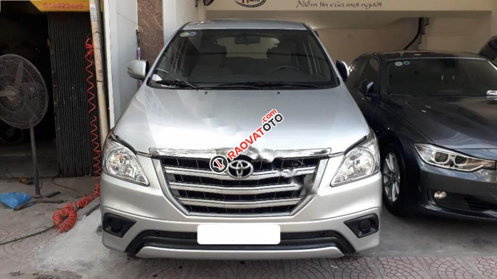 Cần bán lại xe Toyota Innova 2.0E sản xuất 2015, màu bạc số sàn, giá chỉ 628 triệu-0