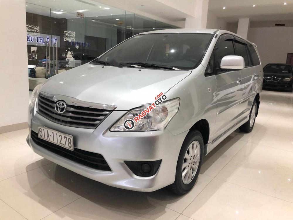 Bán Toyota Innova 2.0E 2013, màu bạc giá cạnh tranh-1