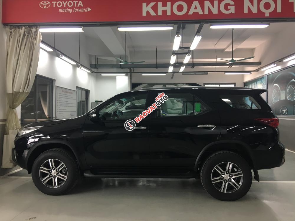 Cần bán xe Toyota Fortuner V 4x2AT sản xuất 2017 màu đen, nhập khẩu chính hãng-2