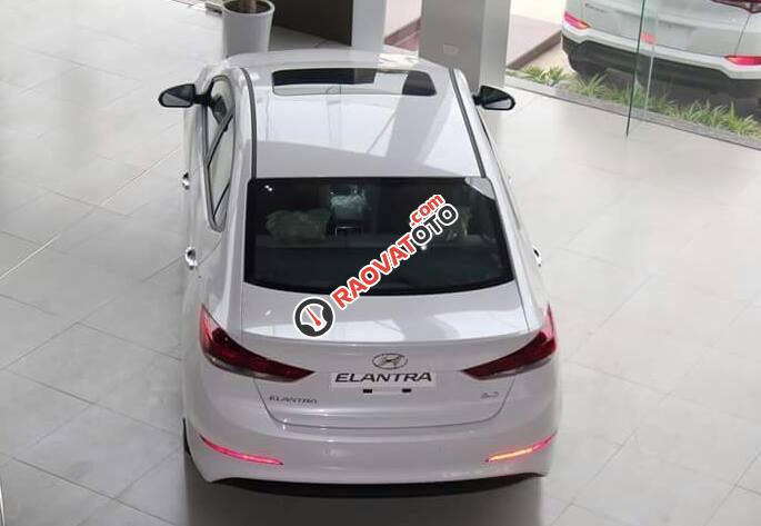 Bán Hyundai Elantra đời 2018 màu trắng tại Hyundai Đắk Lắk, hỗ trợ vay vốn 80% giá trị xe, hotline 0935904141- 0948945599-4