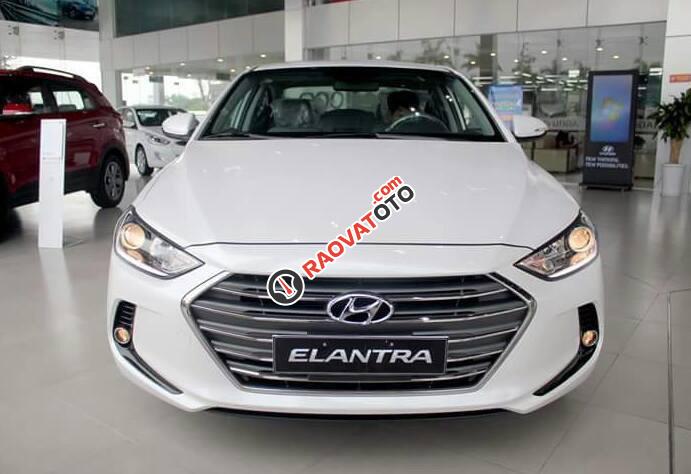 Bán Hyundai Elantra đời 2018 màu trắng tại Hyundai Đắk Lắk, hỗ trợ vay vốn 80% giá trị xe, hotline 0935904141- 0948945599-0