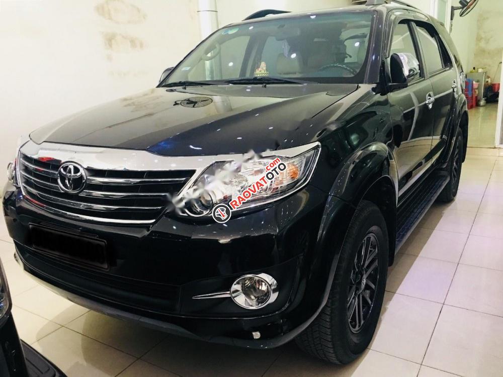 Cần bán Toyota Fortuner 2.7V 4x2 AT đời 2015, màu đen, giá tốt-0