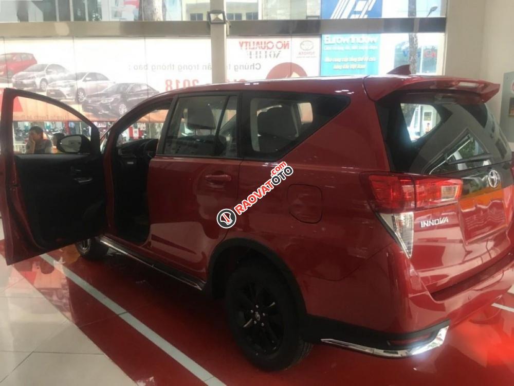 Bán xe Toyota Innova 2.0 Venturer đời 2017, màu đỏ-2