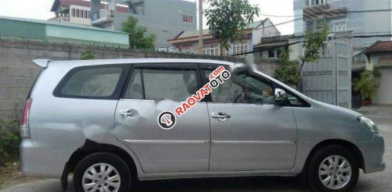 Bán Toyota Innova G đời 2010, màu bạc xe gia đình, giá 394tr-3