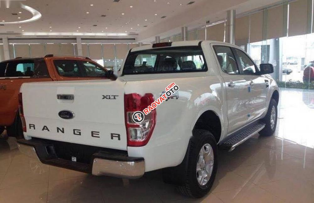 Bán Ford Ranger XLT 2.2L 4x4 MT năm 2017, màu trắng, nhập khẩu nguyên chiếc-1