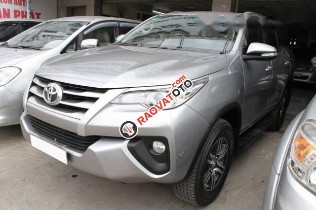 Bán Toyota Fortuner 2.4G đời 2017, màu bạc số sàn-2