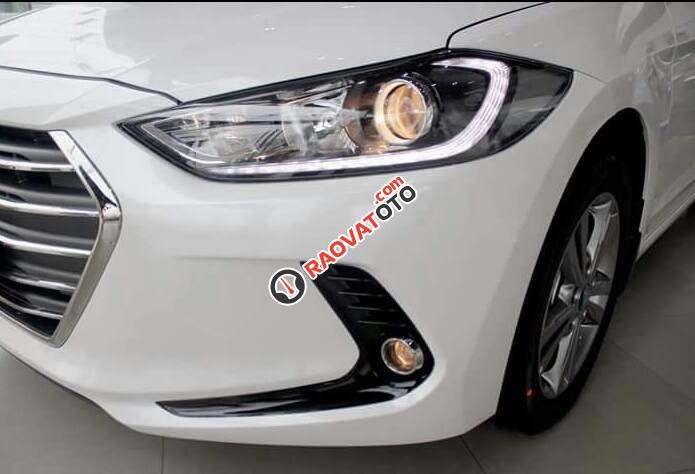 Bán Hyundai Elantra đời 2018 màu trắng tại Hyundai Đắk Lắk, hỗ trợ vay vốn 80% giá trị xe, hotline 0935904141- 0948945599-3