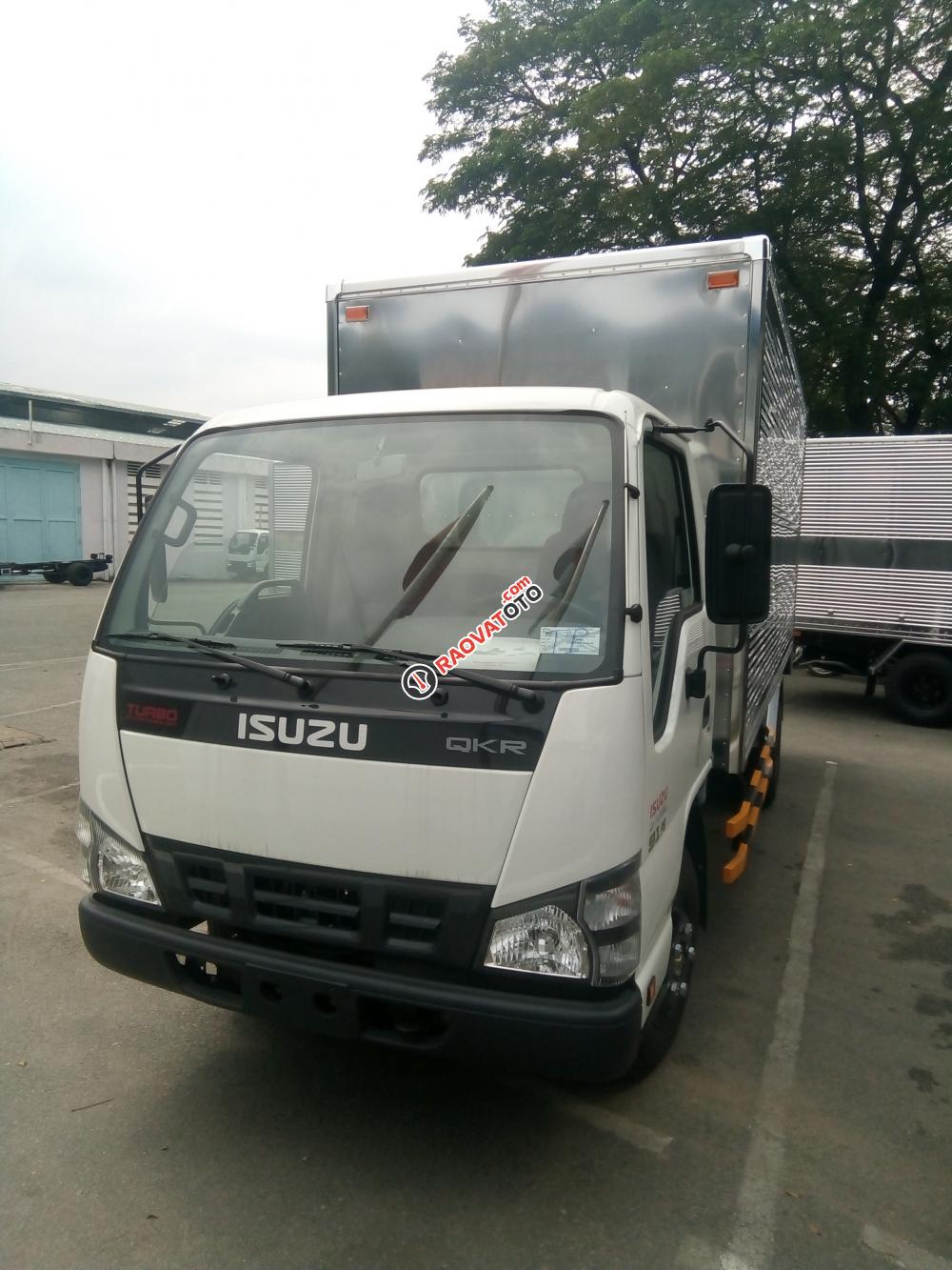 Isuzu 2050kg, thùng kín chính hãng, tiêu chuẩn khí thải Euro4-0