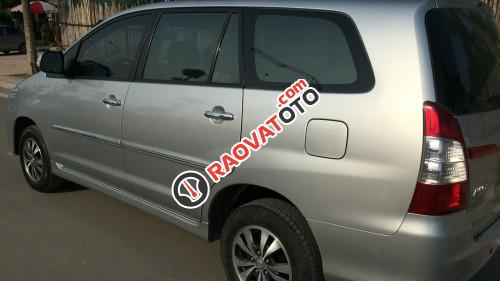 Bán Toyota Innova E đời 2016, màu bạc còn mới-1