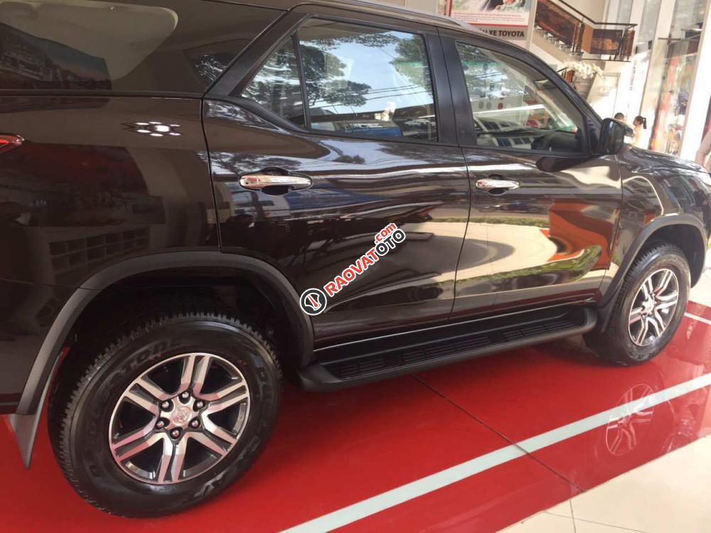 Bán Fortuner máy xăng, số tự động màu nâu, giao ngay-1