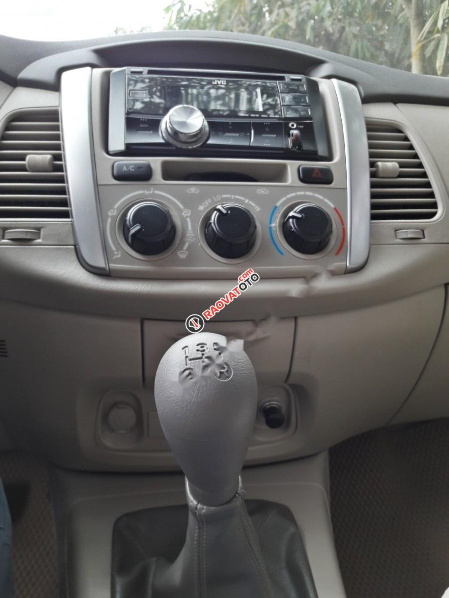 Cần bán gấp Toyota Innova 2015, màu bạc xe gia đình-4