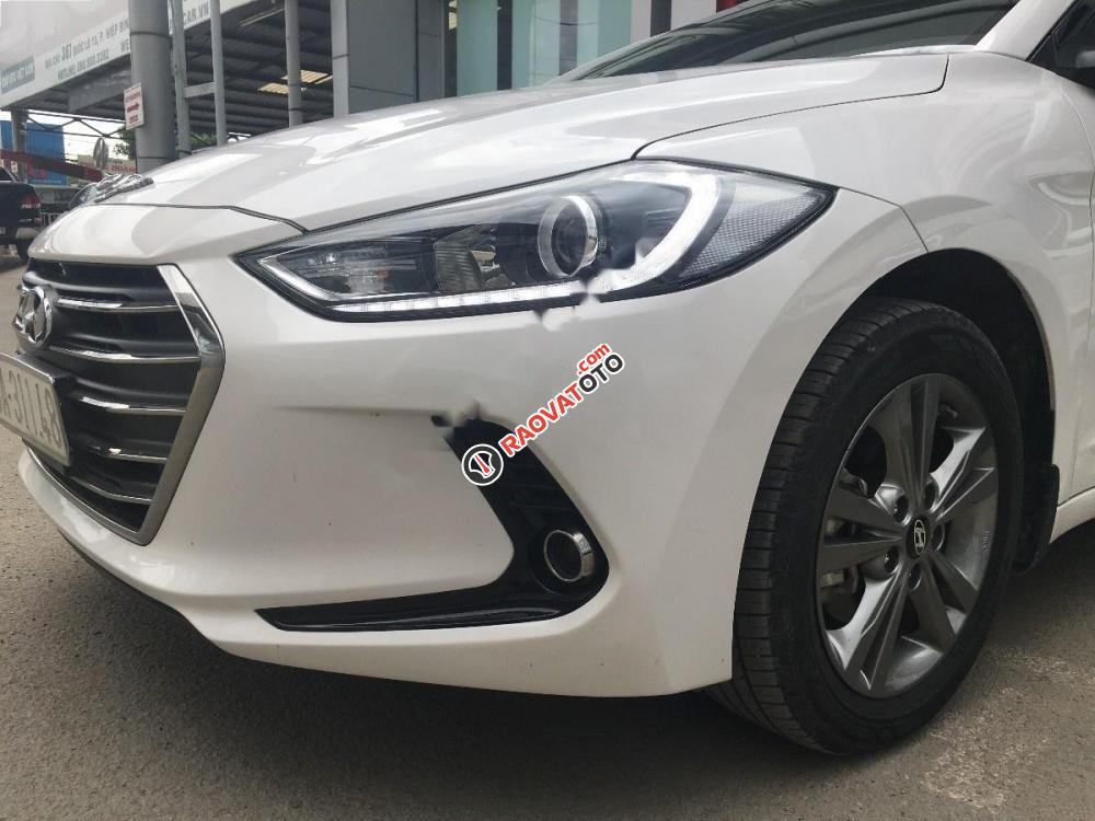 Cần bán xe Hyundai Elantra 1.6AT đời 2016, màu trắng, số tự động-1