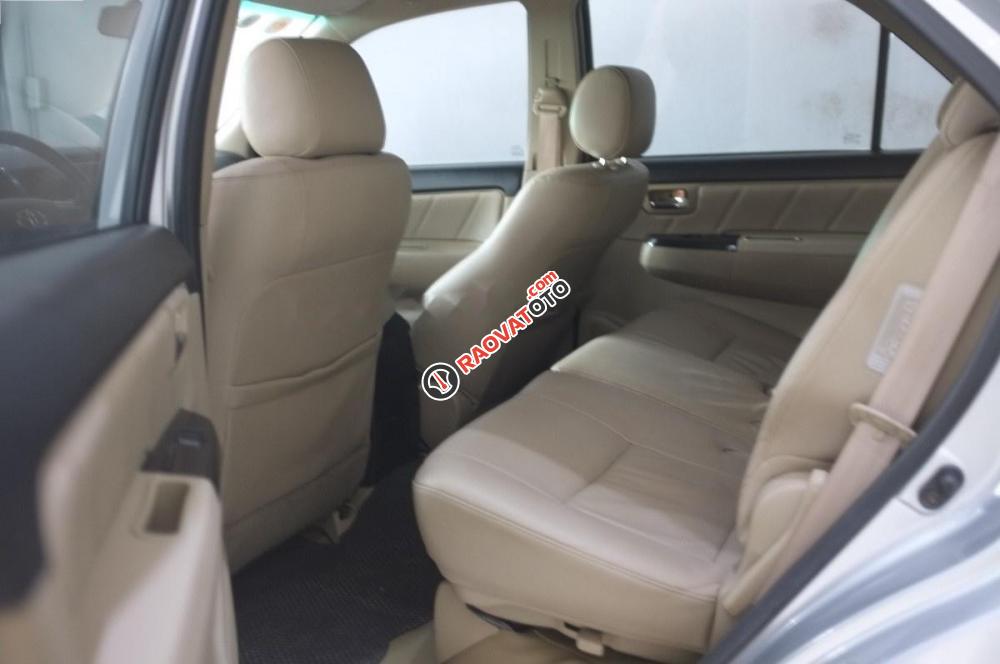 Bán Toyota Fortuner V đời 2015, màu bạc-6