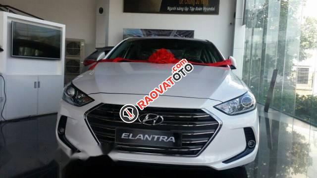 Bán Hyundai Elantra sản xuất 2017, màu trắng, giá chỉ 549 triệu-0