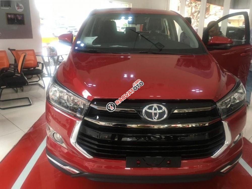 Bán xe Toyota Innova 2.0 Venturer đời 2017, màu đỏ-1