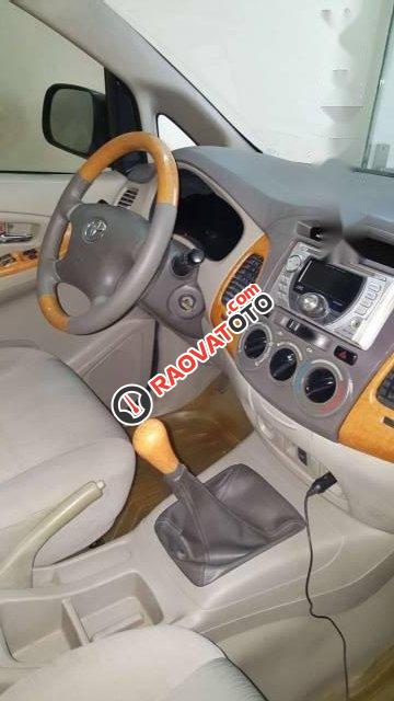 Bán gấp Toyota Innova đời 2010, màu bạc chính chủ, 380 triệu-2