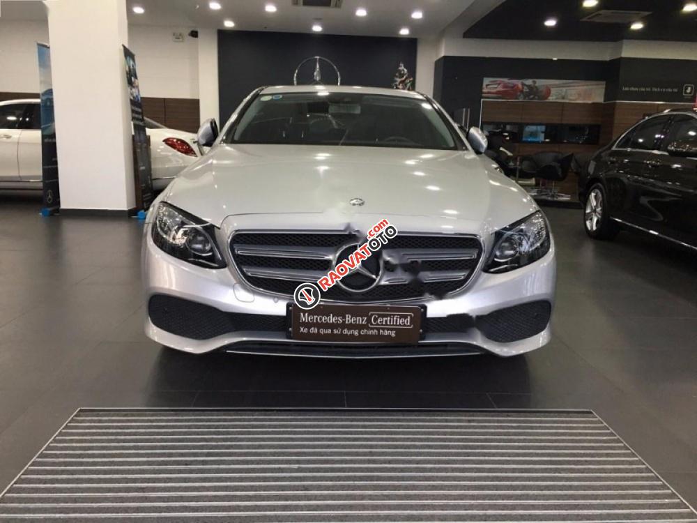 Cần bán gấp Mercedes E250 đời 2017, màu trắng-0