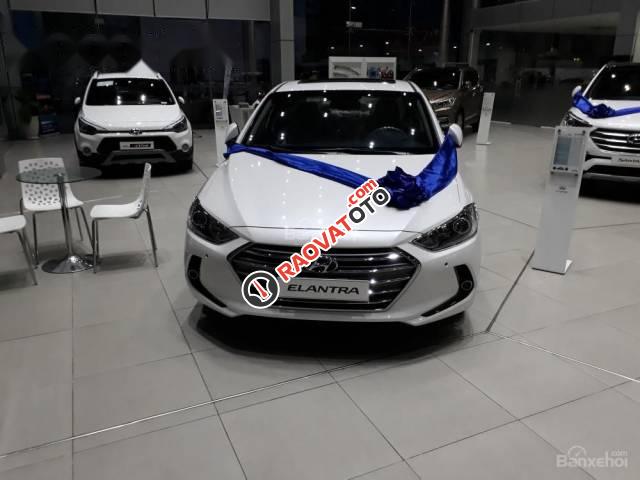 Bán Hyundai Elantra sản xuất 2017, màu trắng, giá chỉ 549 triệu-2