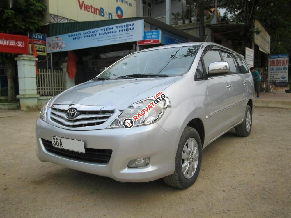 Cần bán Toyota Innova 2.0G đời 2010, màu bạc như mới-0