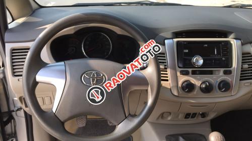 Bán Toyota Innova E đời 2016, màu bạc còn mới-8