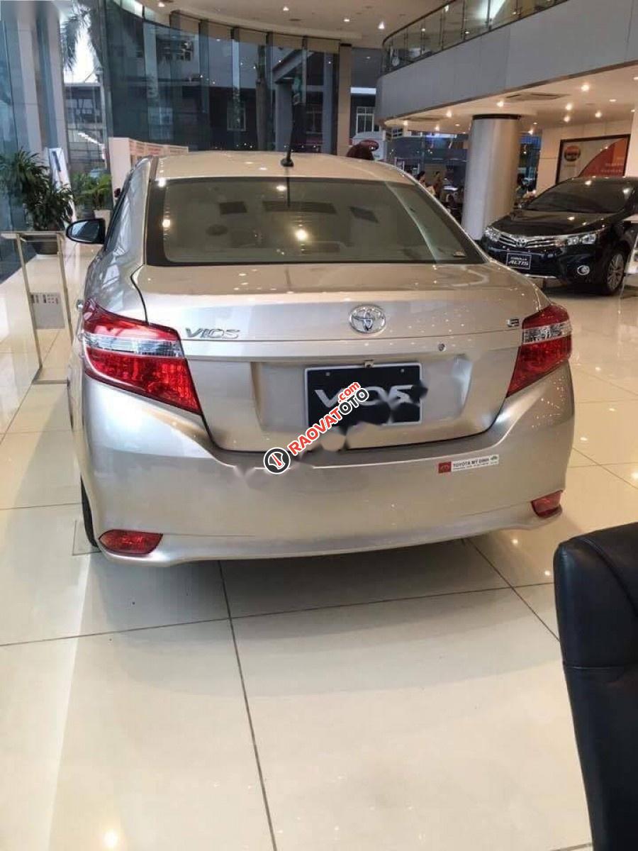 Bán xe Toyota Vios E đời 2017, màu bạc-3