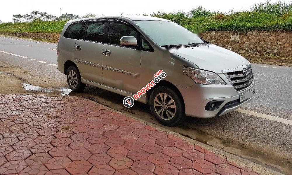 Cần bán gấp Toyota Innova 2015, màu bạc xe gia đình-3