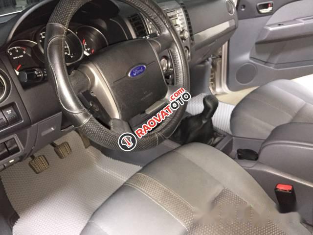 Bán gấp Ford Everest đời 2015 số sàn, giá chỉ 672 triệu-0