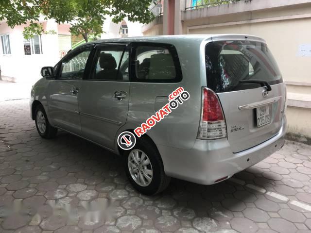 Chính chủ bán Toyota Innova G đời 2011, màu bạc-0