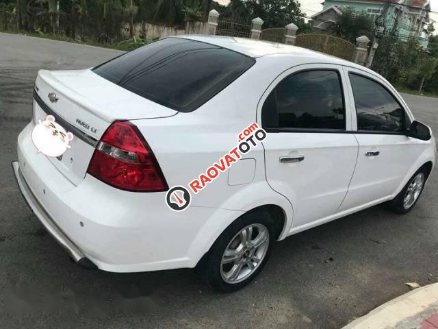 Bán xe Chevrolet Aveo đời 2015, màu trắng xe gia đình-2